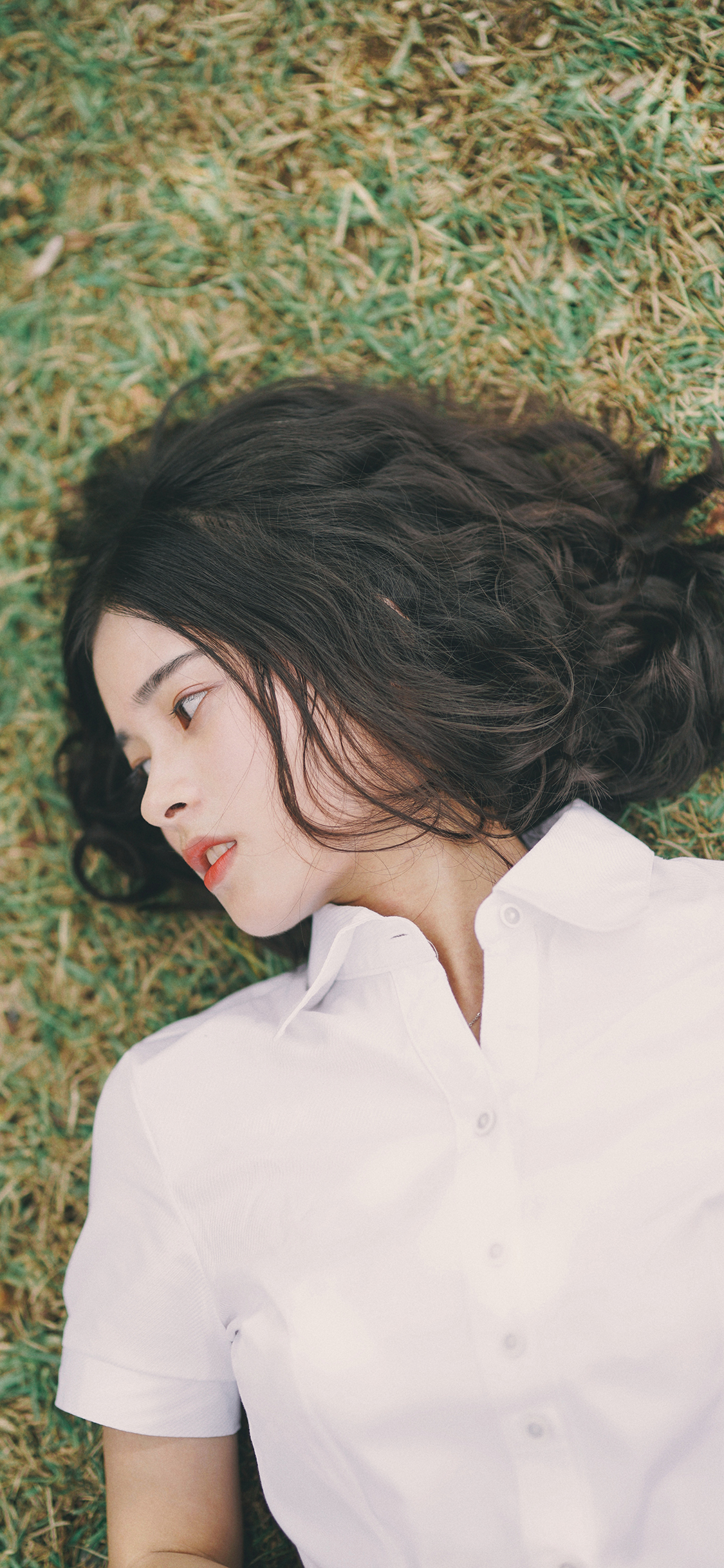 [2436×1125]女孩 躺下 草地 短发 苹果手机美女壁纸图片