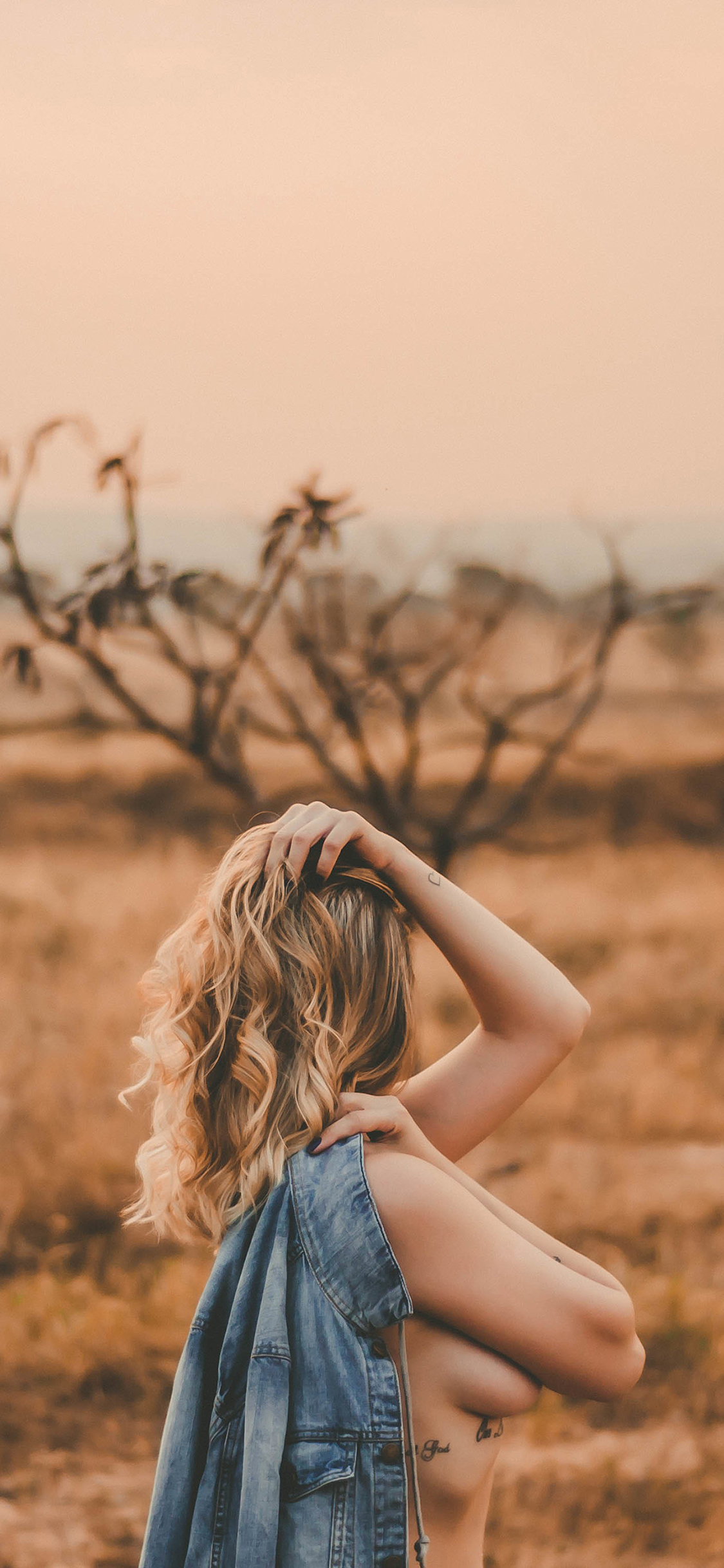 [2436×1125]性感 身材 欧美 原野 草原 苹果手机美女壁纸图片
