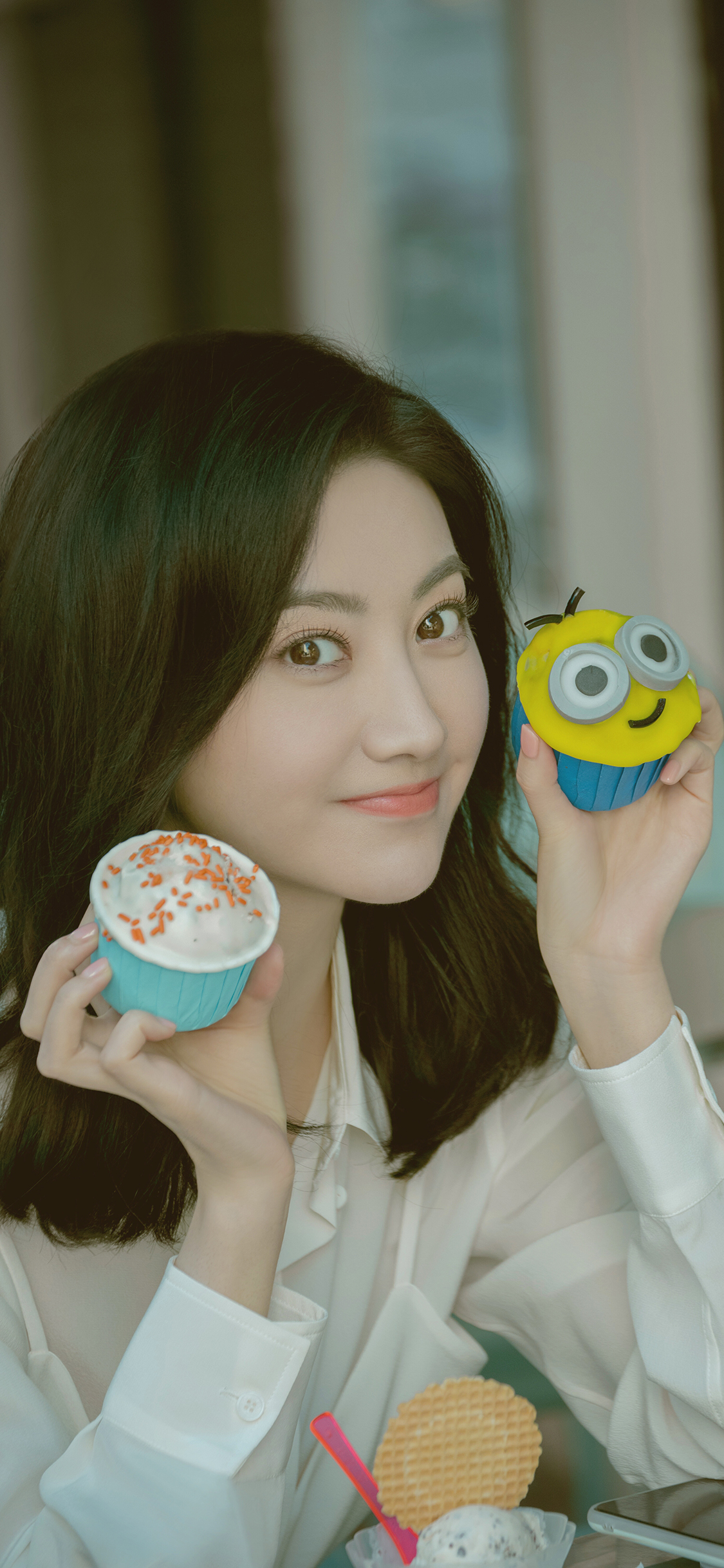 [2436×1125]景甜 演员 明星 艺人 表情 纸杯蛋糕 苹果手机美女壁纸图片