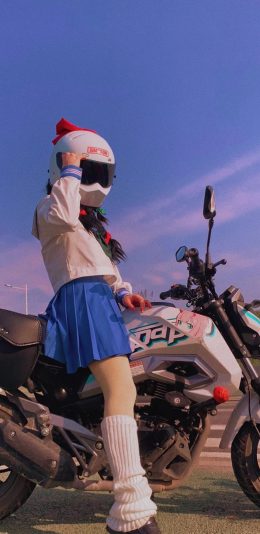[2436x1125]机车 摩托车 少女 头盔 苹果手机美女壁纸图片