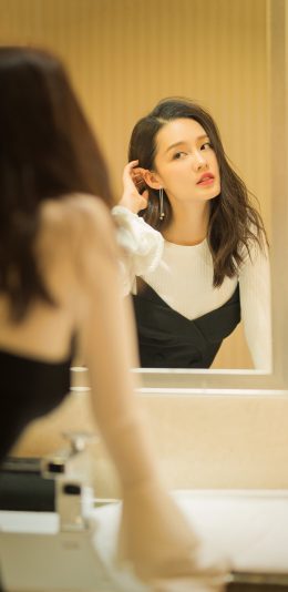 [2436x1125]李沁 演员 明星 艺人 时尚 镜子 苹果手机美女壁纸图片