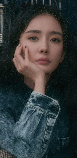 [2436x1125]杨幂 大幂幂 演员 明星 艺人 雨水 朦胧 苹果手机美女壁纸图片