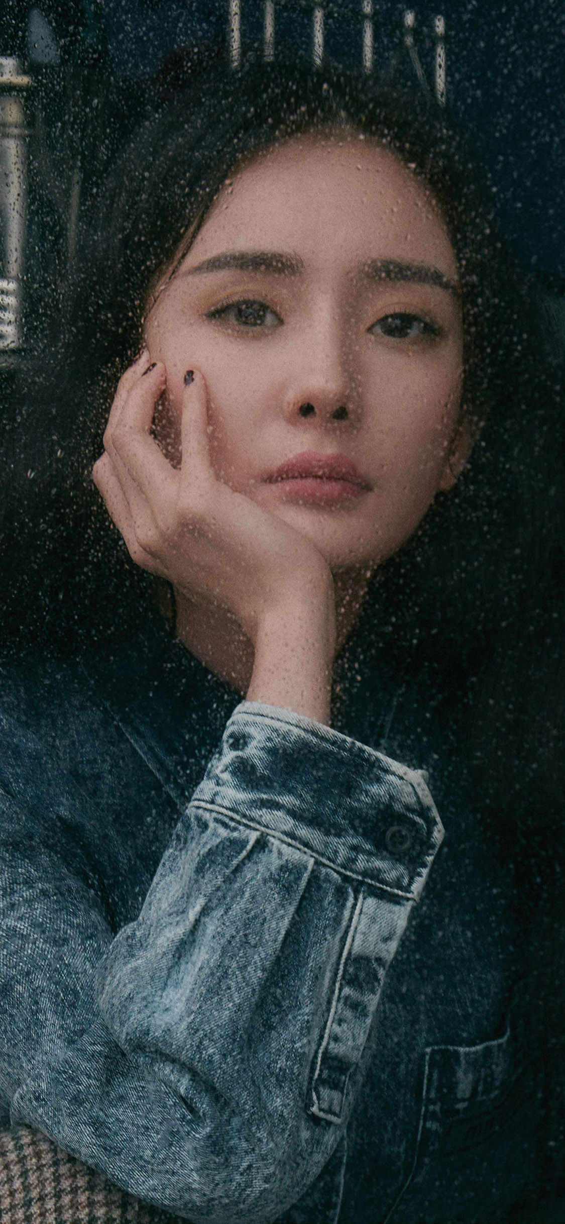 [2436×1125]杨幂 大幂幂 演员 明星 艺人 雨水 朦胧 苹果手机美女壁纸图片