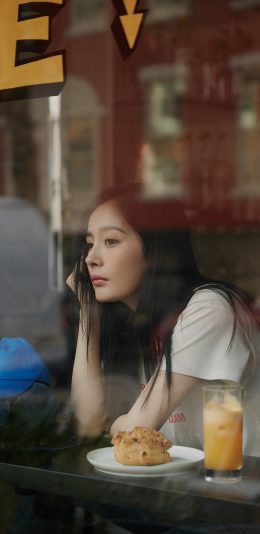 [2436x1125]杨幂 演员 明星 窗边 艺人 苹果手机美女壁纸图片