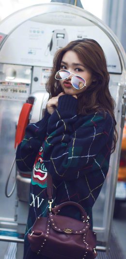 [2436x1125]林允 演员 明星 街拍 电话亭 苹果手机美女壁纸图片