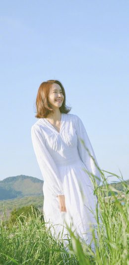 [2436x1125]林允儿 韩国 演员 明星 歌手 艺人 山坡 苹果手机美女壁纸图片
