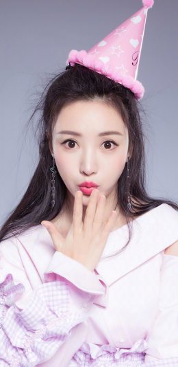 [2436x1125]柳岩 演员 明星 性感女神 生日帽 苹果手机美女壁纸图片
