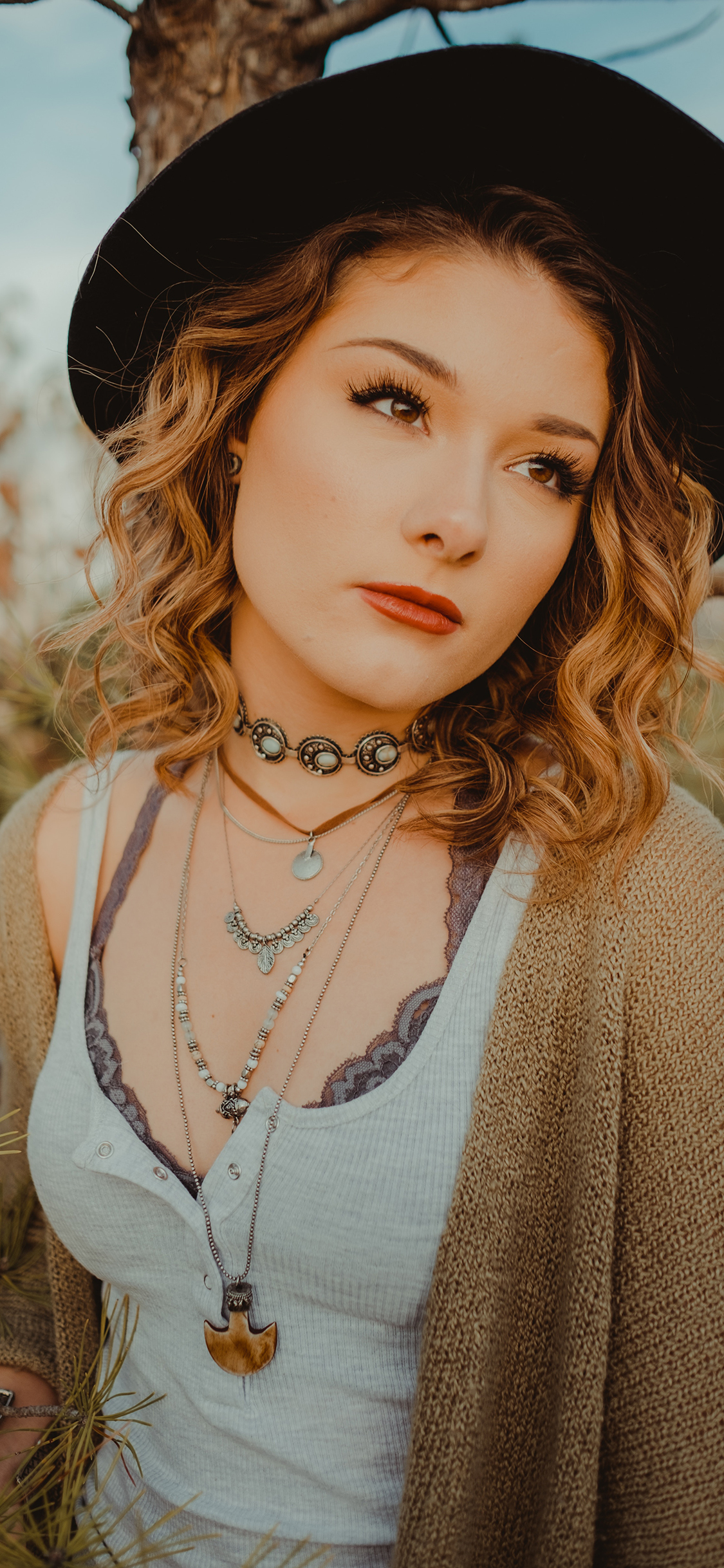 [2436×1125]欧美 个性 金毛卷 性感 苹果手机美女壁纸图片