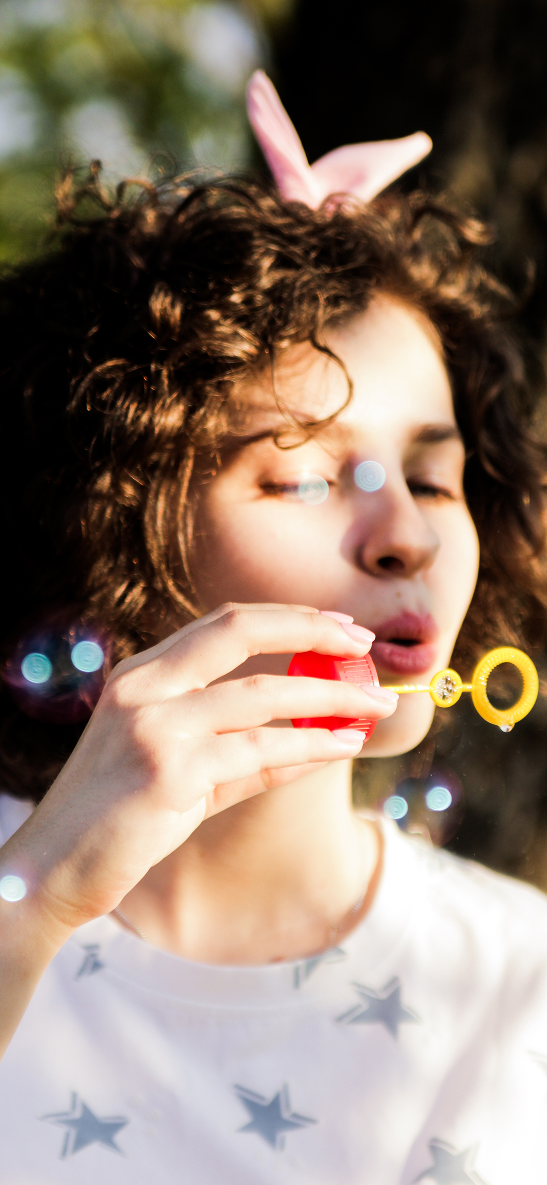 [2436×1125]欧美 女孩 吹泡泡 童趣 苹果手机美女壁纸图片