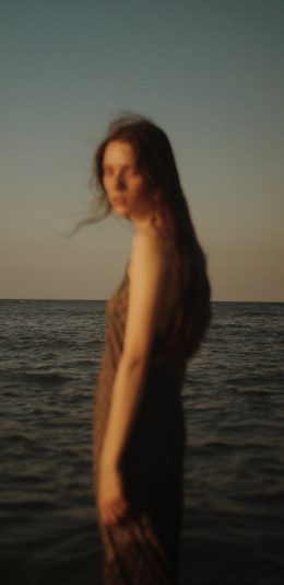 [2436x1125]欧美 女孩 海边 写真 朦胧 苹果手机美女壁纸图片