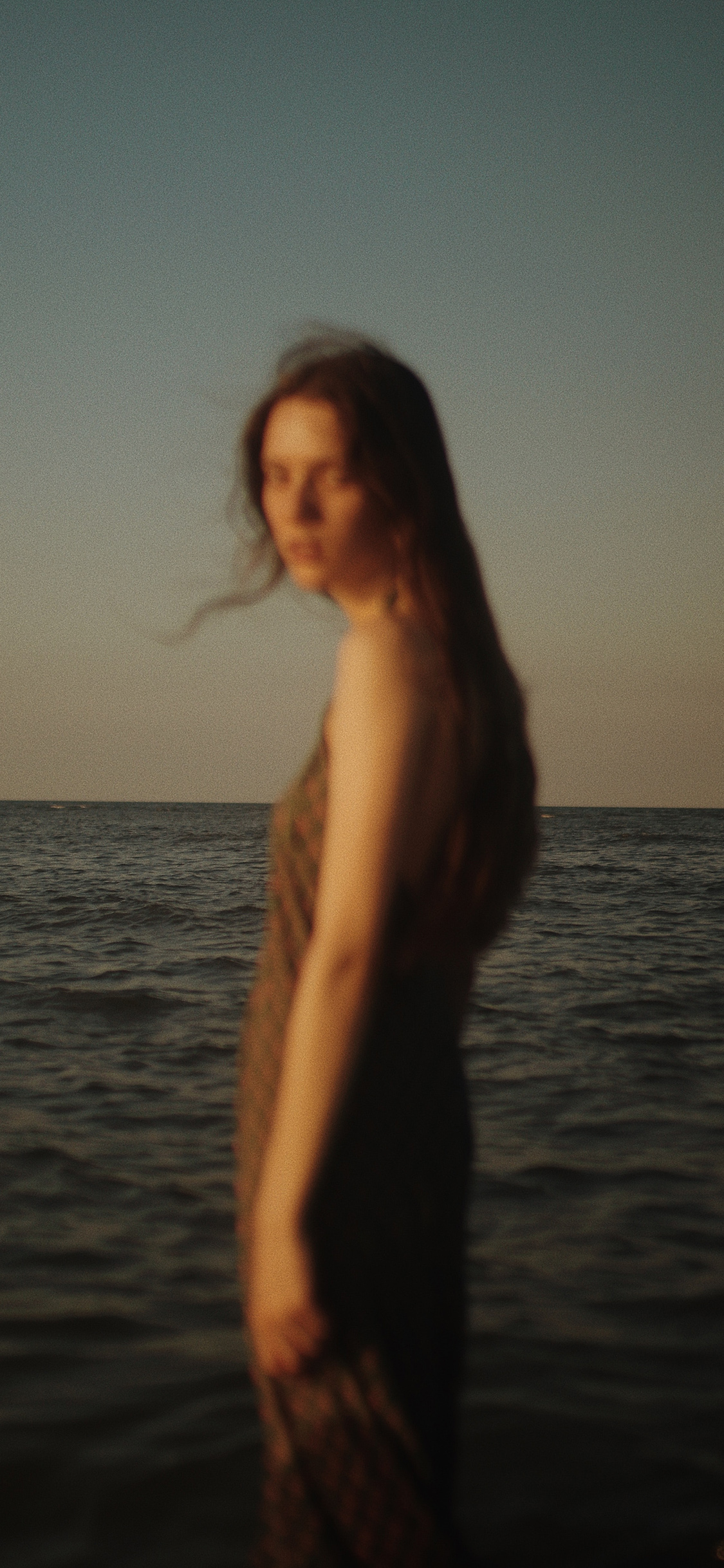 [2436×1125]欧美 女孩 海边 写真 朦胧 苹果手机美女壁纸图片