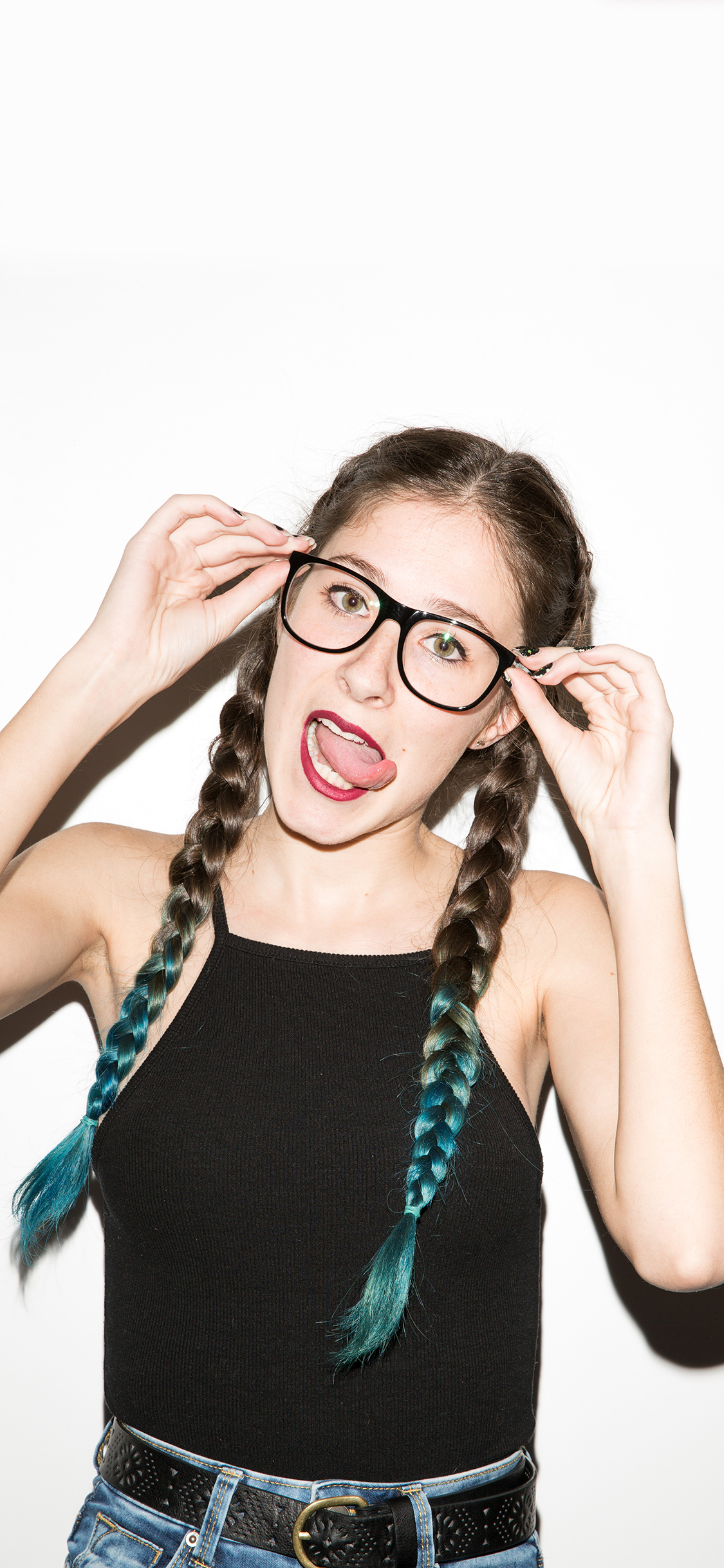 [2436×1125]欧美 女孩 长发 麻花辫 苹果手机美女壁纸图片