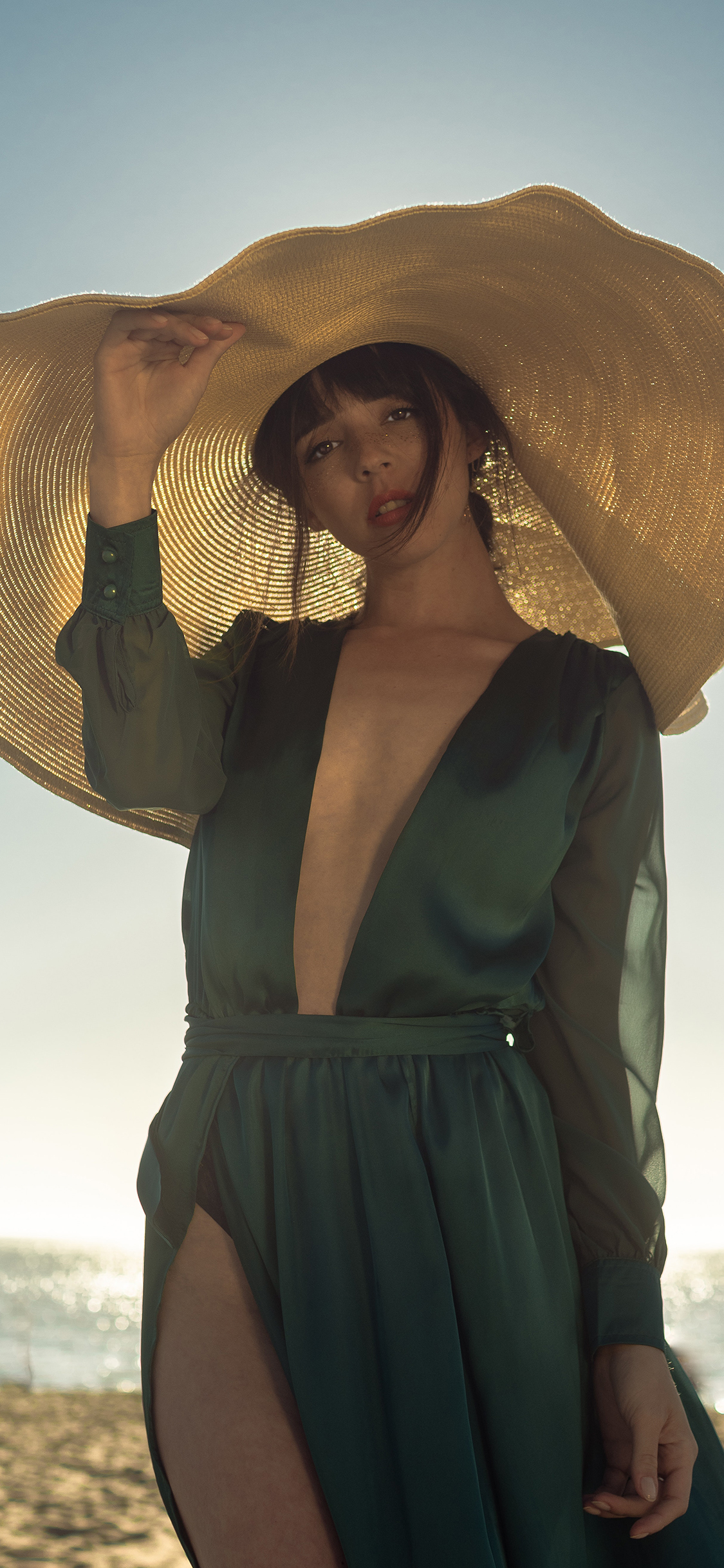 [2436×1125]欧美 模特 写真 大帽子 苹果手机美女壁纸图片