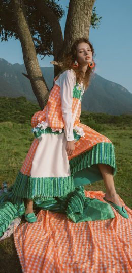 [2436x1125]欧美 模特 写真 户外 苹果手机美女壁纸图片