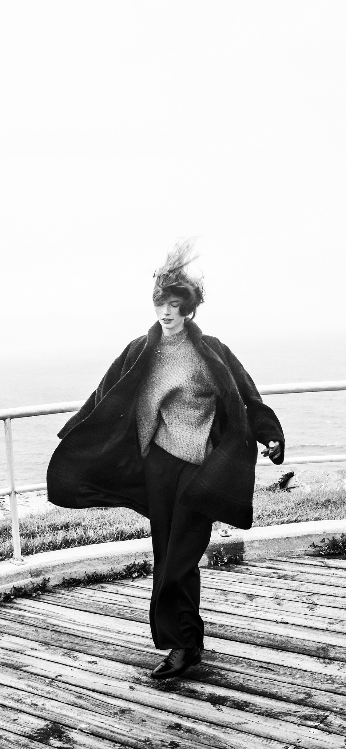 [2436×1125]欧美 模特 写真 抓拍 黑白 苹果手机美女壁纸图片