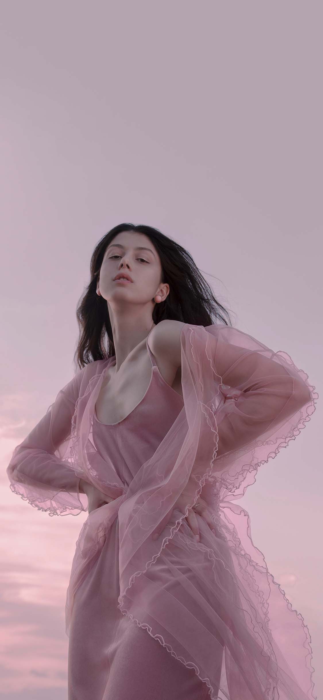 [2436×1125]欧美 模特 写真 服饰 粉色 苹果手机美女壁纸图片