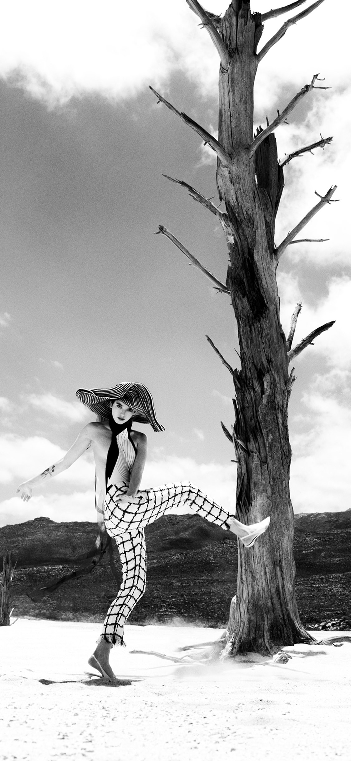 [2436×1125]欧美 模特 户外 写真 黑白 苹果手机美女壁纸图片