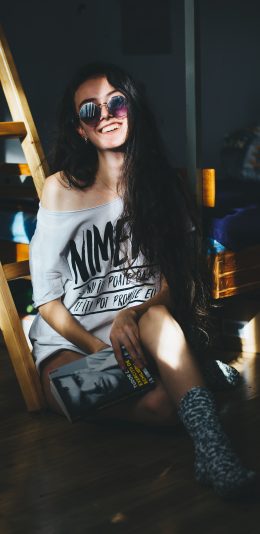 [2436x1125]欧美 美女 写真 气质 墨镜 苹果手机美女壁纸图片