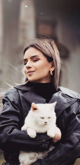 [2436x1125]欧美 美女 宠物 猫咪 白猫 苹果手机美女壁纸图片