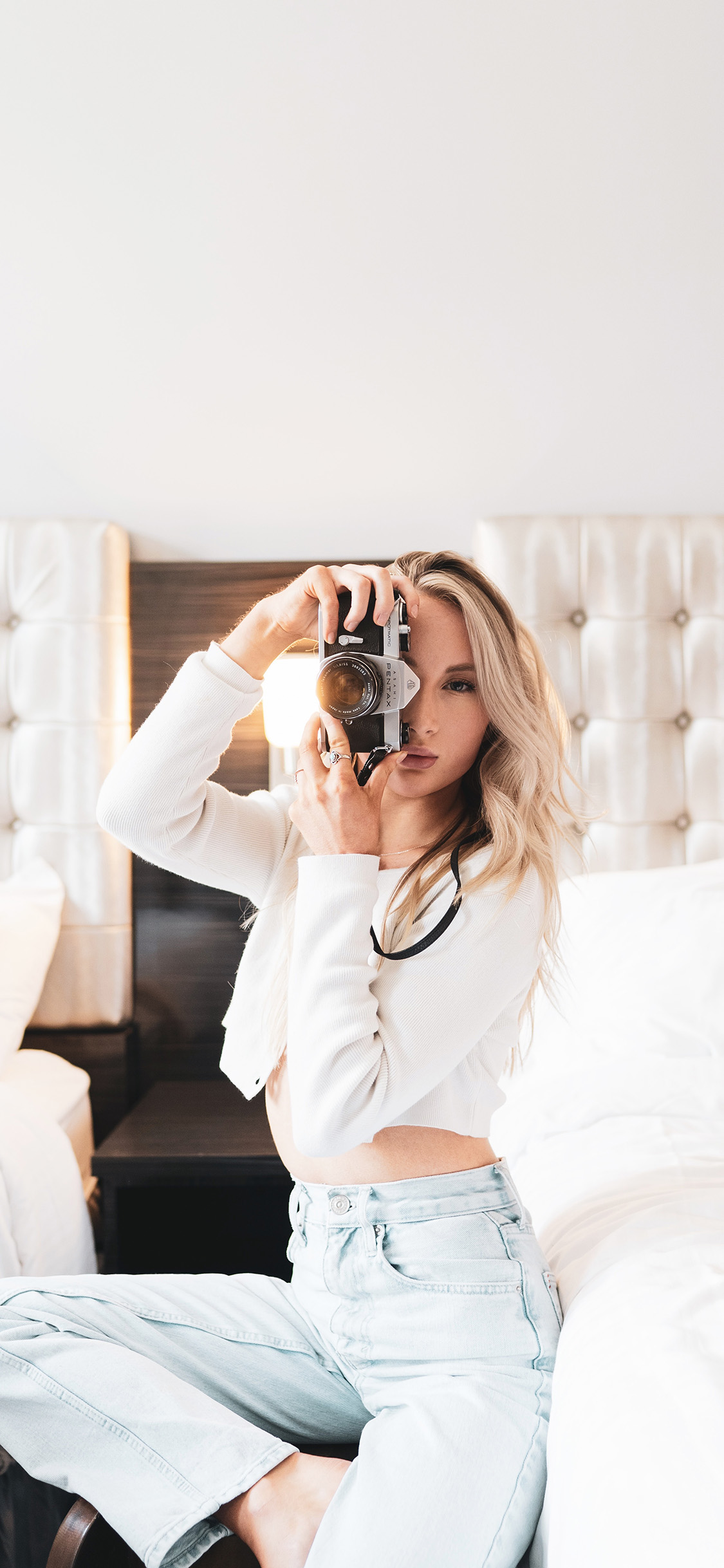 [2436×1125]欧美 美女 相机 摄影 苹果手机美女壁纸图片
