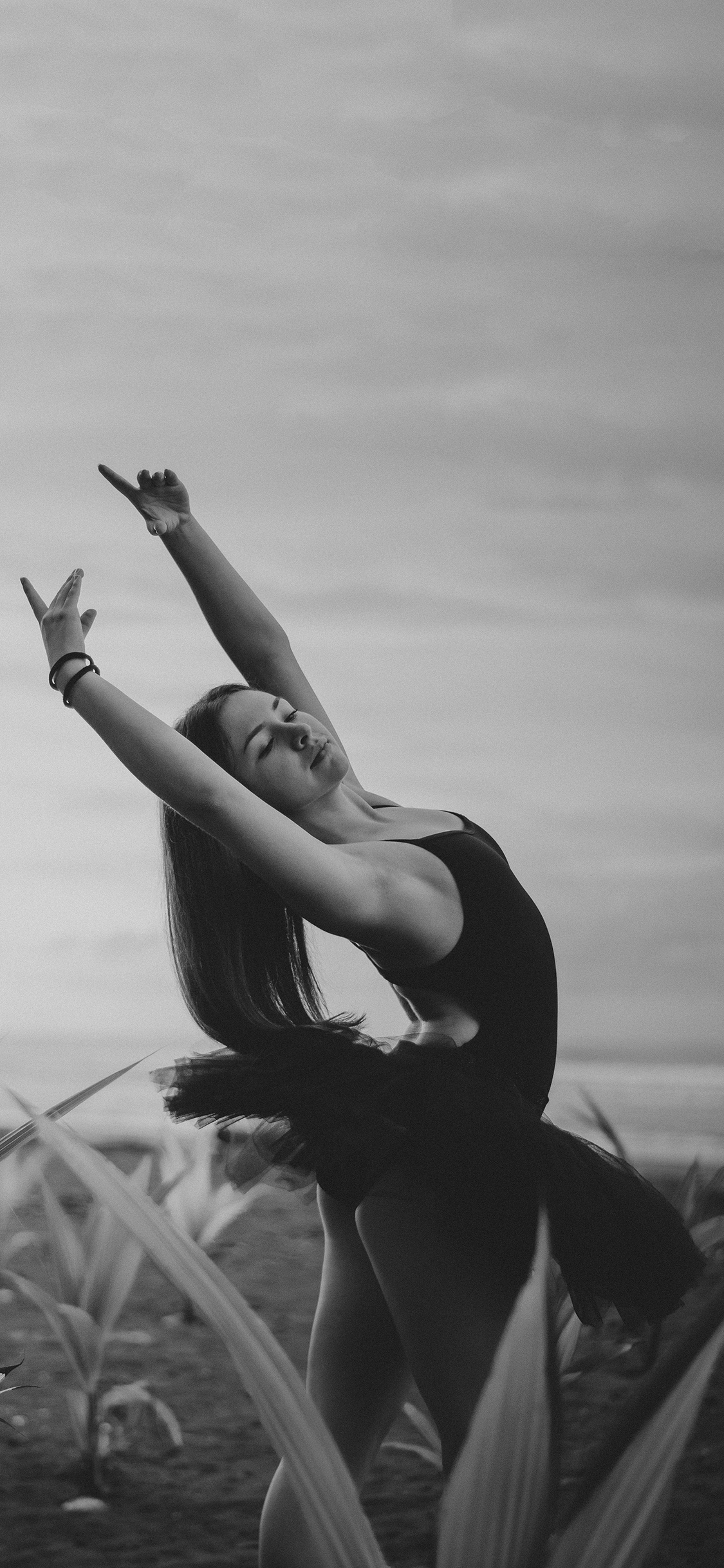 [2436×1125]欧美 舞者 芭蕾舞 动作 优美 黑白 苹果手机美女壁纸图片