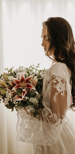[2436x1125]欧美美女 侧颜 婚纱 花束 苹果手机美女壁纸图片