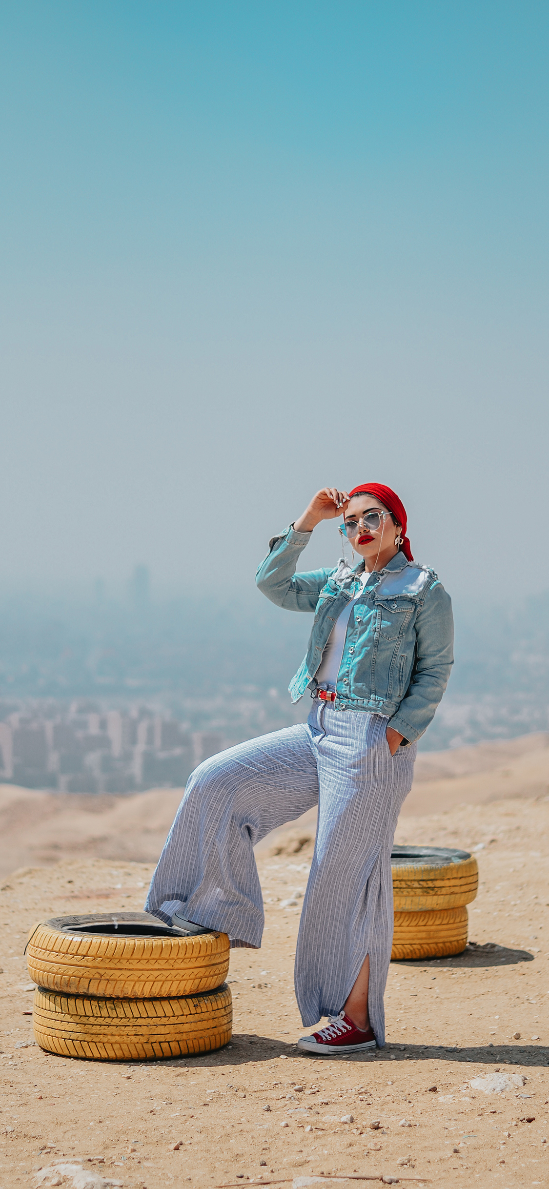 [2436×1125]欧美美女 写真 个性 轮胎 苹果手机美女壁纸图片