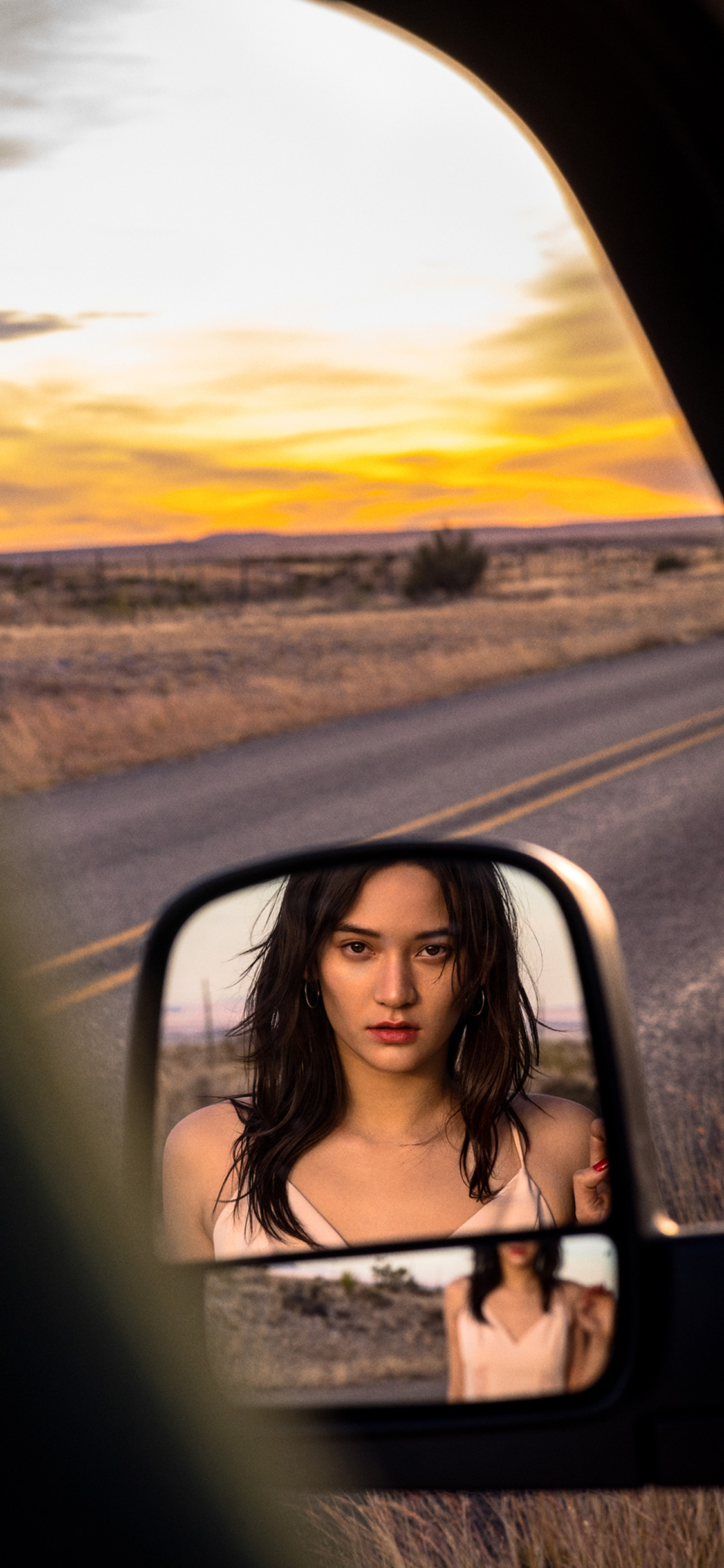 [2436×1125]欧美美女 写真 创意 前视镜 苹果手机美女壁纸图片