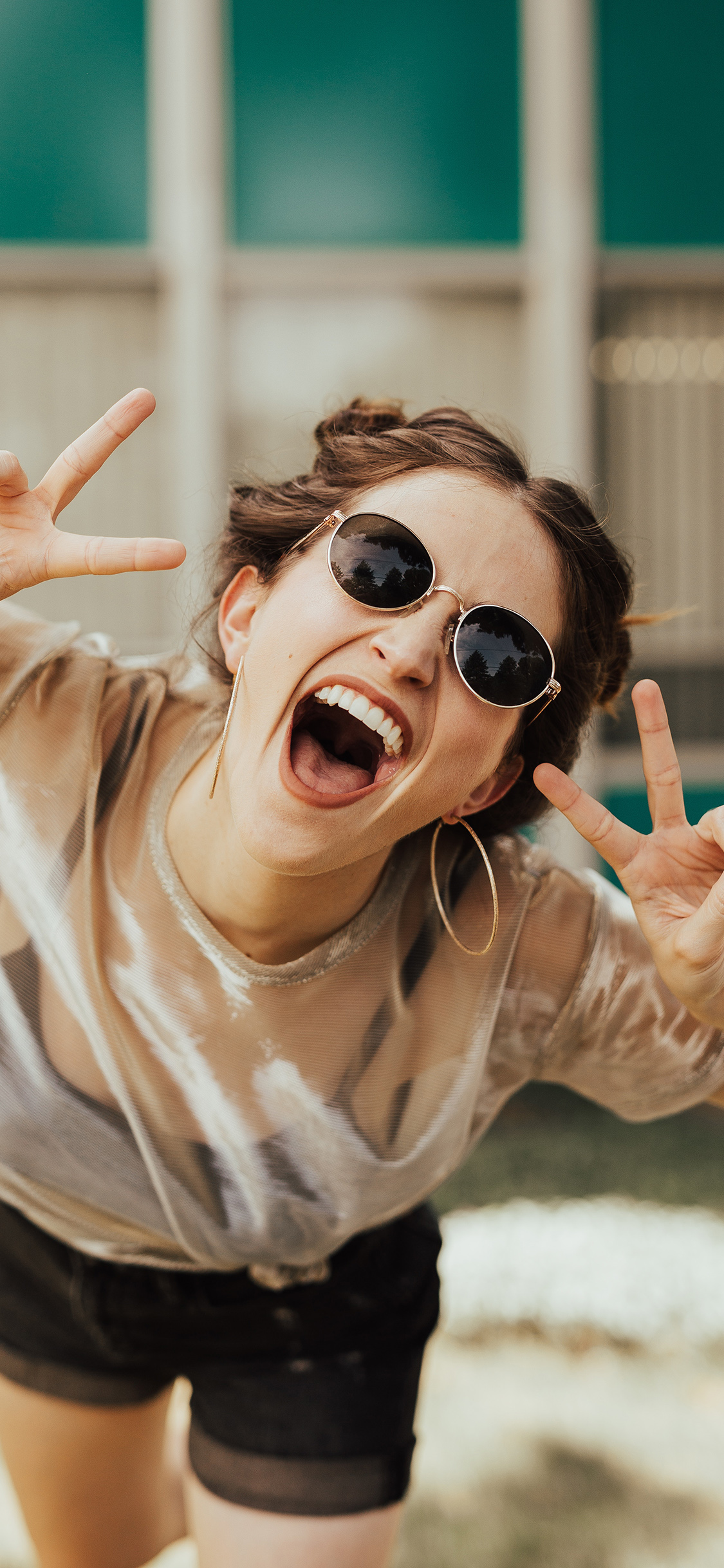 [2436×1125]欧美美女 写真 墨镜 剪刀手 开心 苹果手机美女壁纸图片