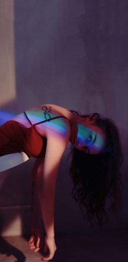 [2436x1125]欧美美女 写真 彩虹光 纹身 苹果手机美女壁纸图片