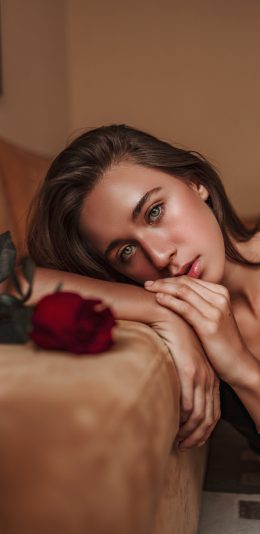 [2436x1125]欧美美女 写真 精致 玫瑰花 苹果手机美女壁纸图片