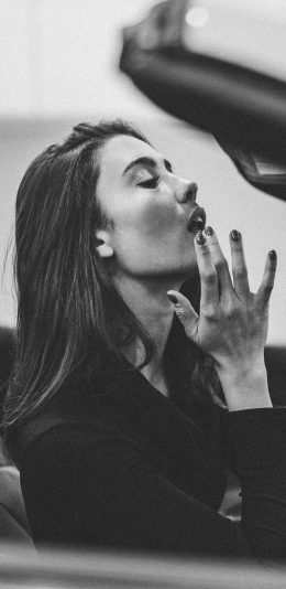 [2436x1125]欧美美女 写真 补妆 汽车 黑白 苹果手机美女壁纸图片
