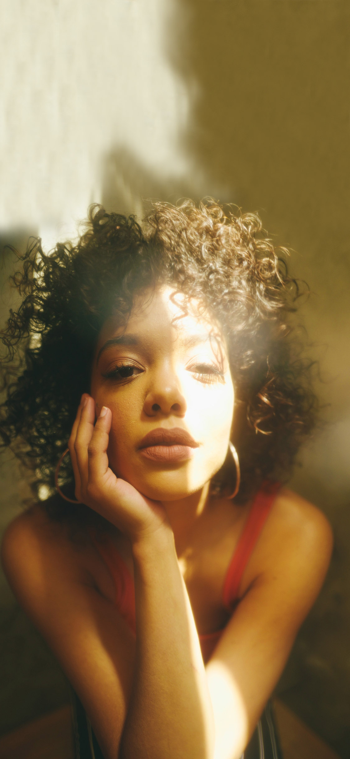 [2436×1125]欧美美女 写真 阳光 气质 苹果手机美女壁纸图片