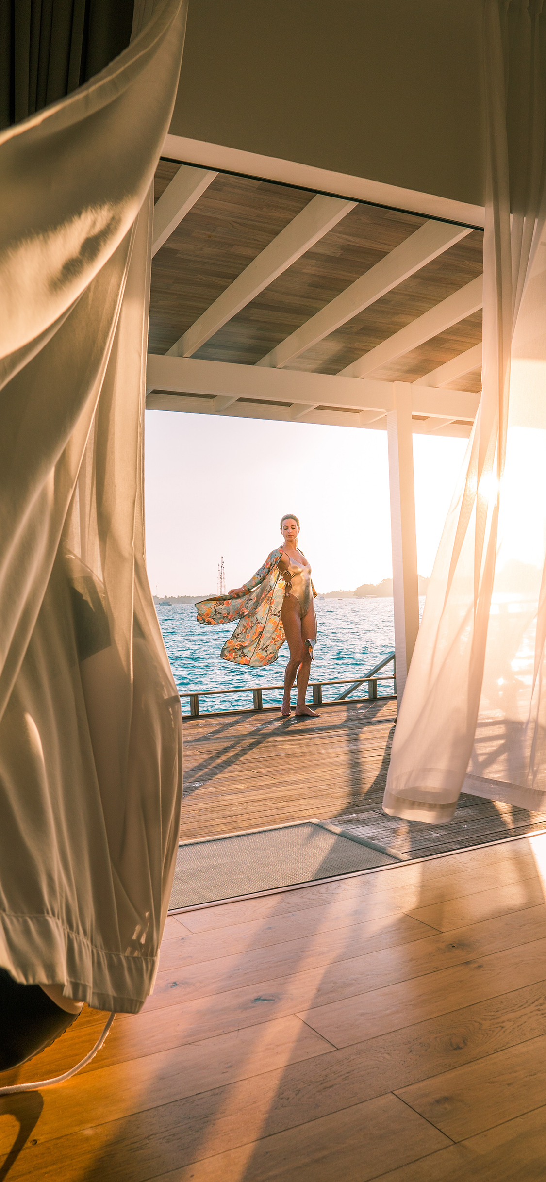 [2436×1125]欧美美女 性感 写真 海边 苹果手机美女壁纸图片