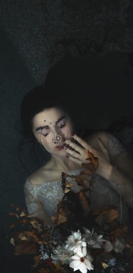 [2436x1125]欧美美女 水下 写真 鲜花 苹果手机美女壁纸图片