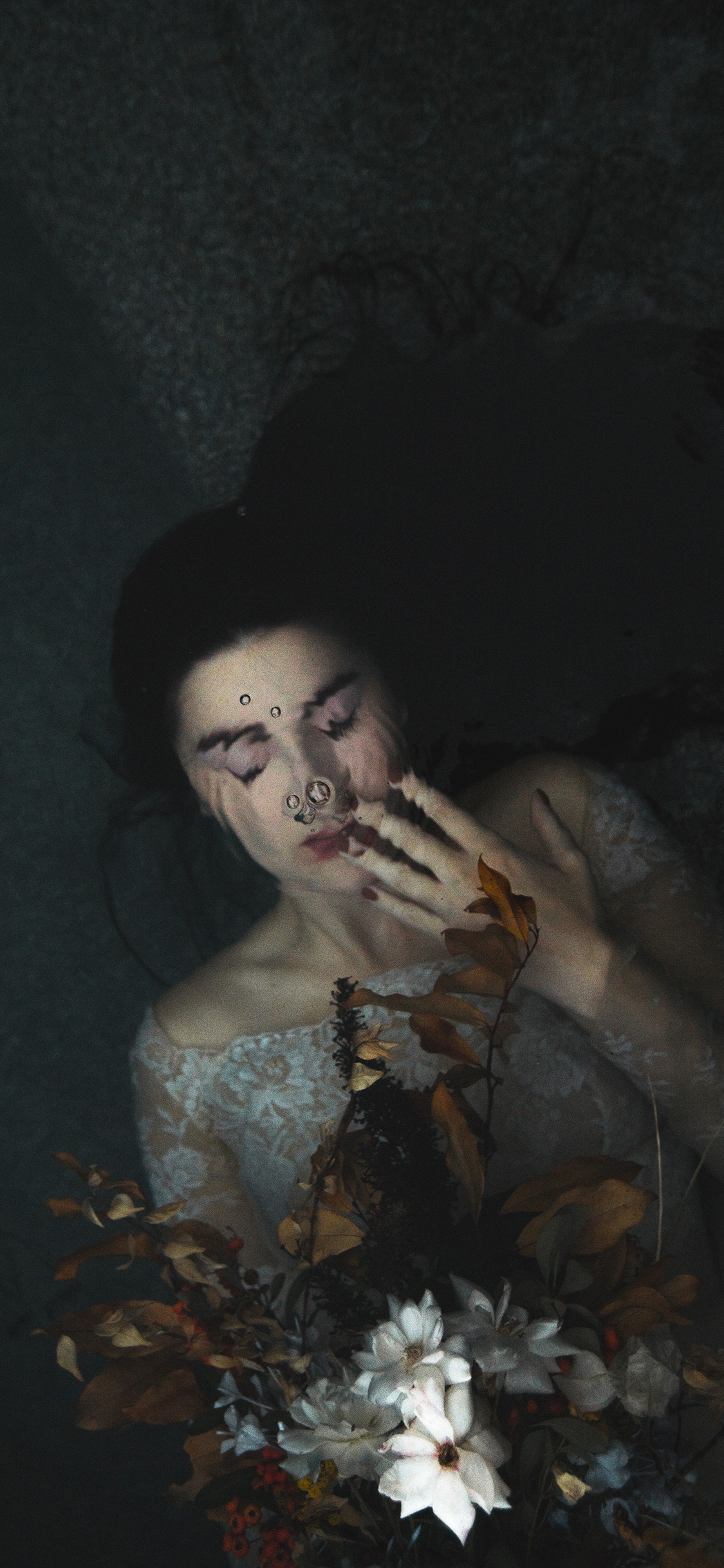 [2436×1125]欧美美女 水下 写真 鲜花 苹果手机美女壁纸图片