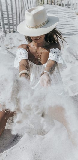 [2436x1125]欧美美女 沙滩 度假 休闲 苹果手机美女壁纸图片