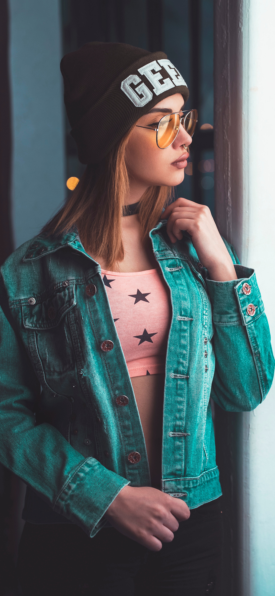 [2436×1125]欧美美女 街拍 时尚 眼镜 苹果手机美女壁纸图片