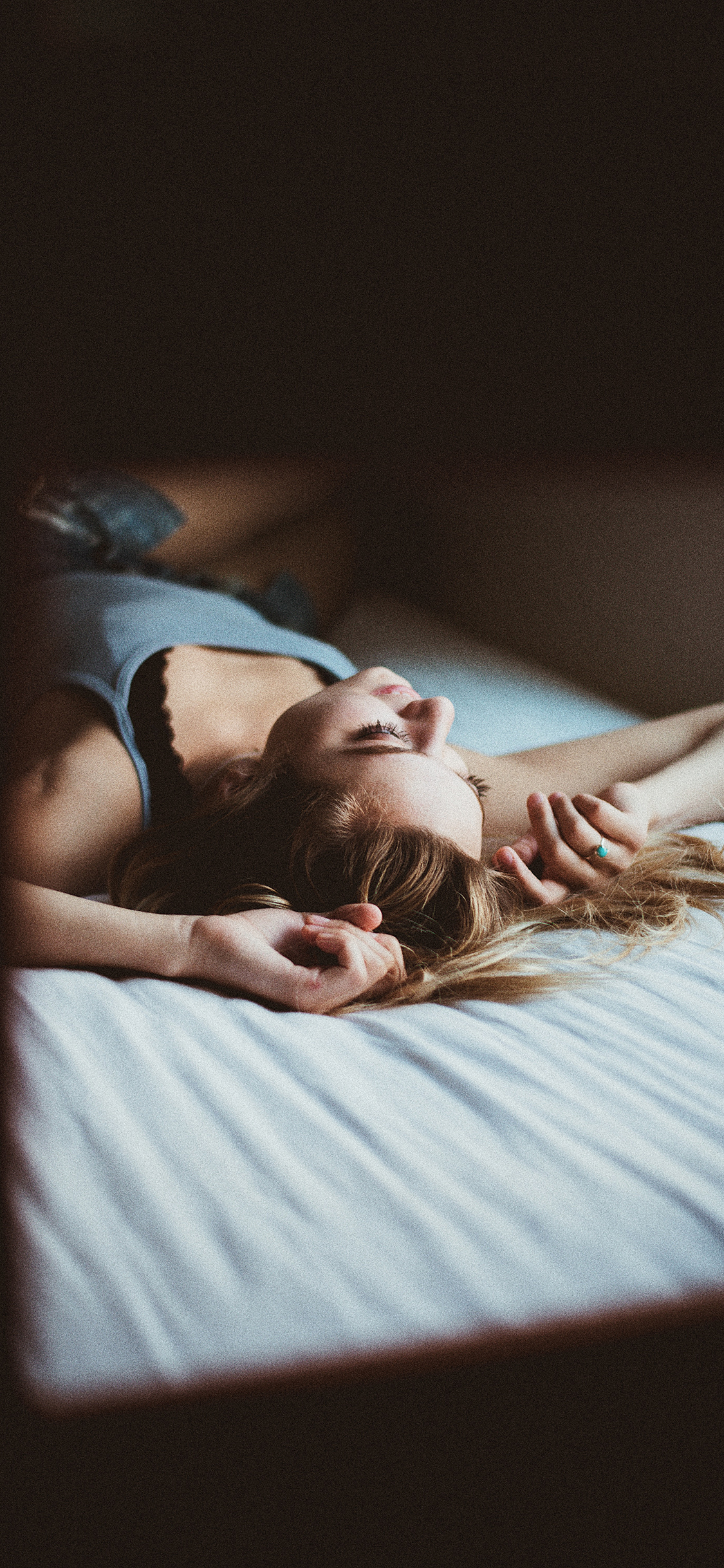 [2436×1125]欧美美女 躺着 床 苹果手机美女壁纸图片