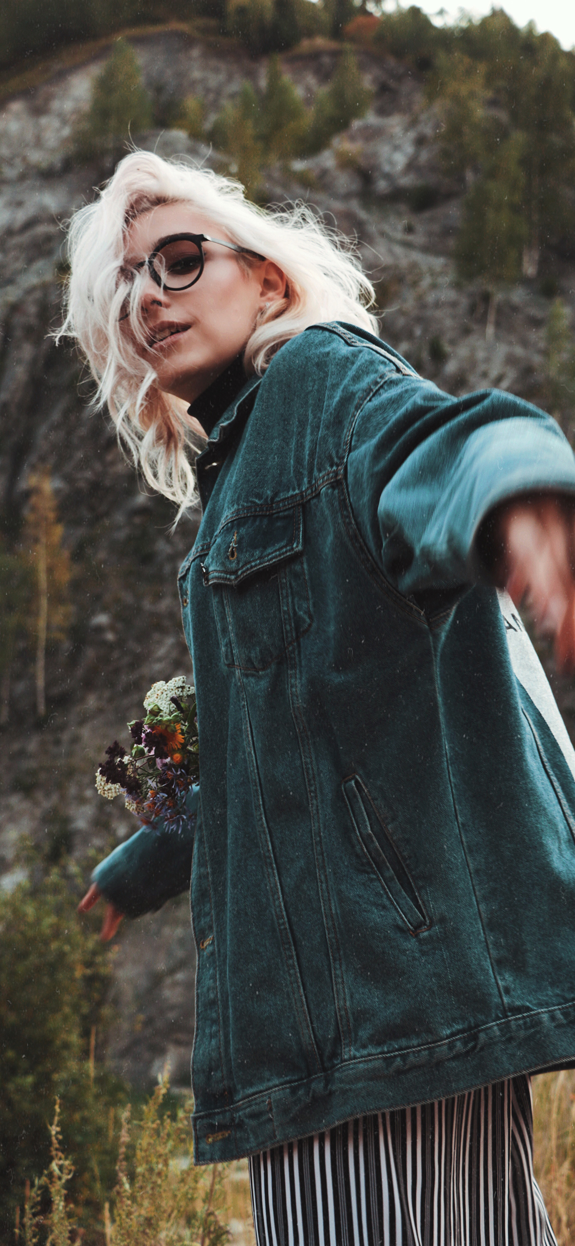 [2436×1125]欧美美女 郊外 写真 个性 苹果手机美女壁纸图片