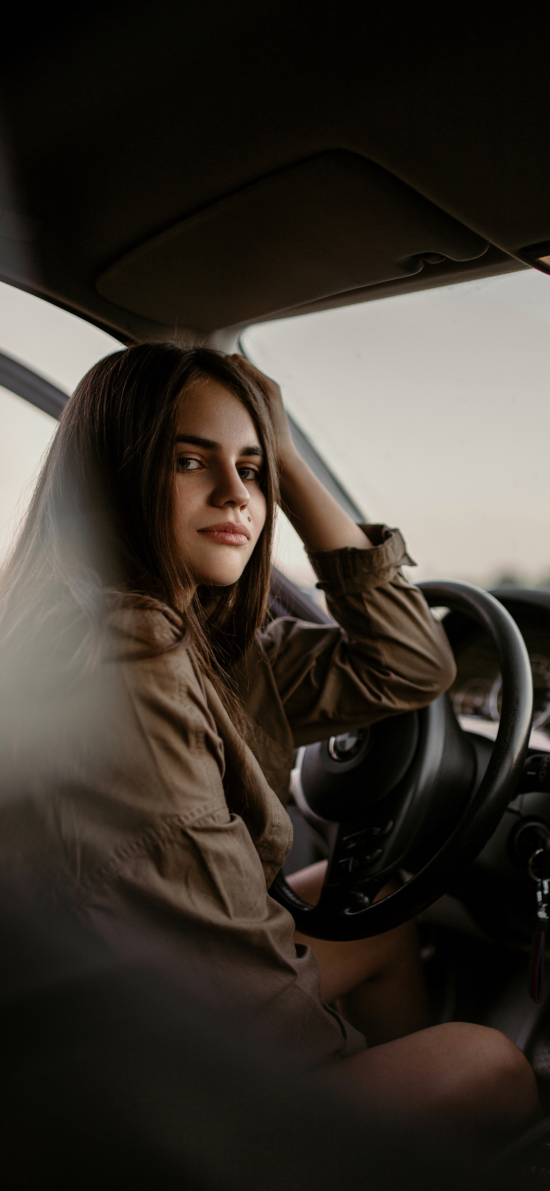 [2436×1125]欧美美女 驾驶 气质 写真 苹果手机美女壁纸图片