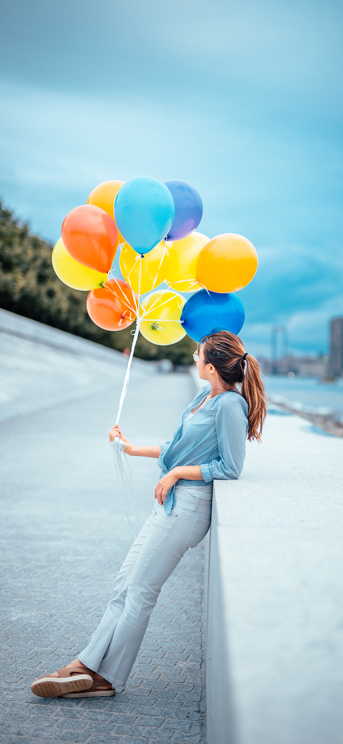 [2436×1125]气球 女孩 色彩 氢气球 苹果手机美女壁纸图片