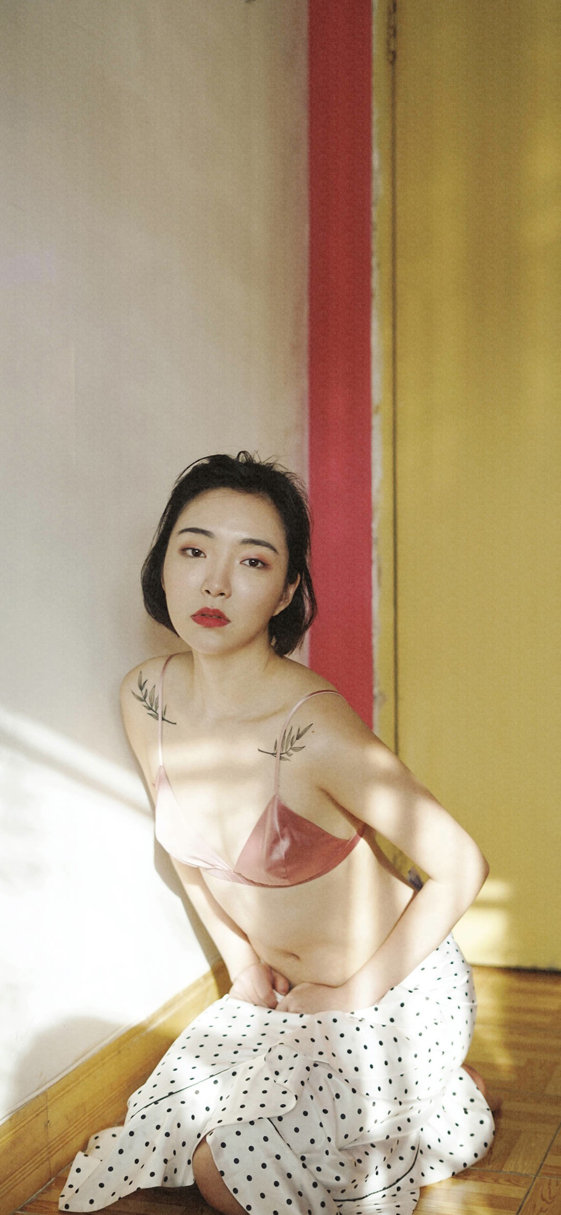 [2436×1125]短发 女孩 港风 写真 苹果手机美女壁纸图片