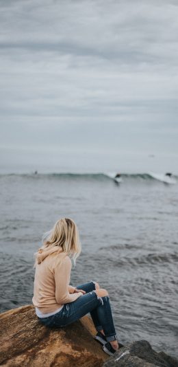 [2436x1125]背影 海边 海水 金发 苹果手机美女壁纸图片