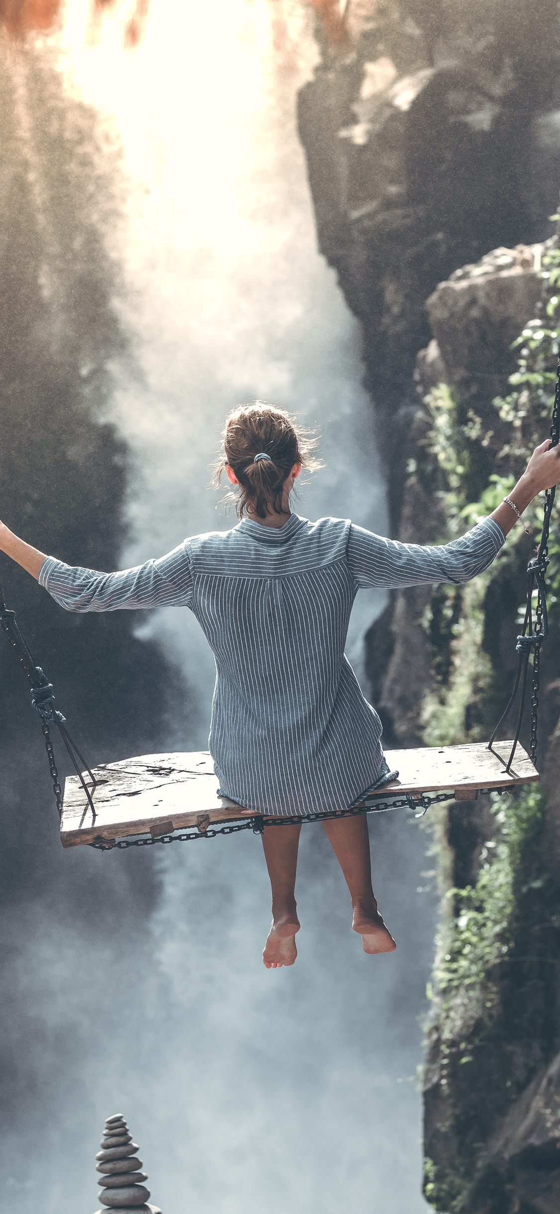 [2436×1125]背影 秋千 瀑布 山林 苹果手机美女壁纸图片