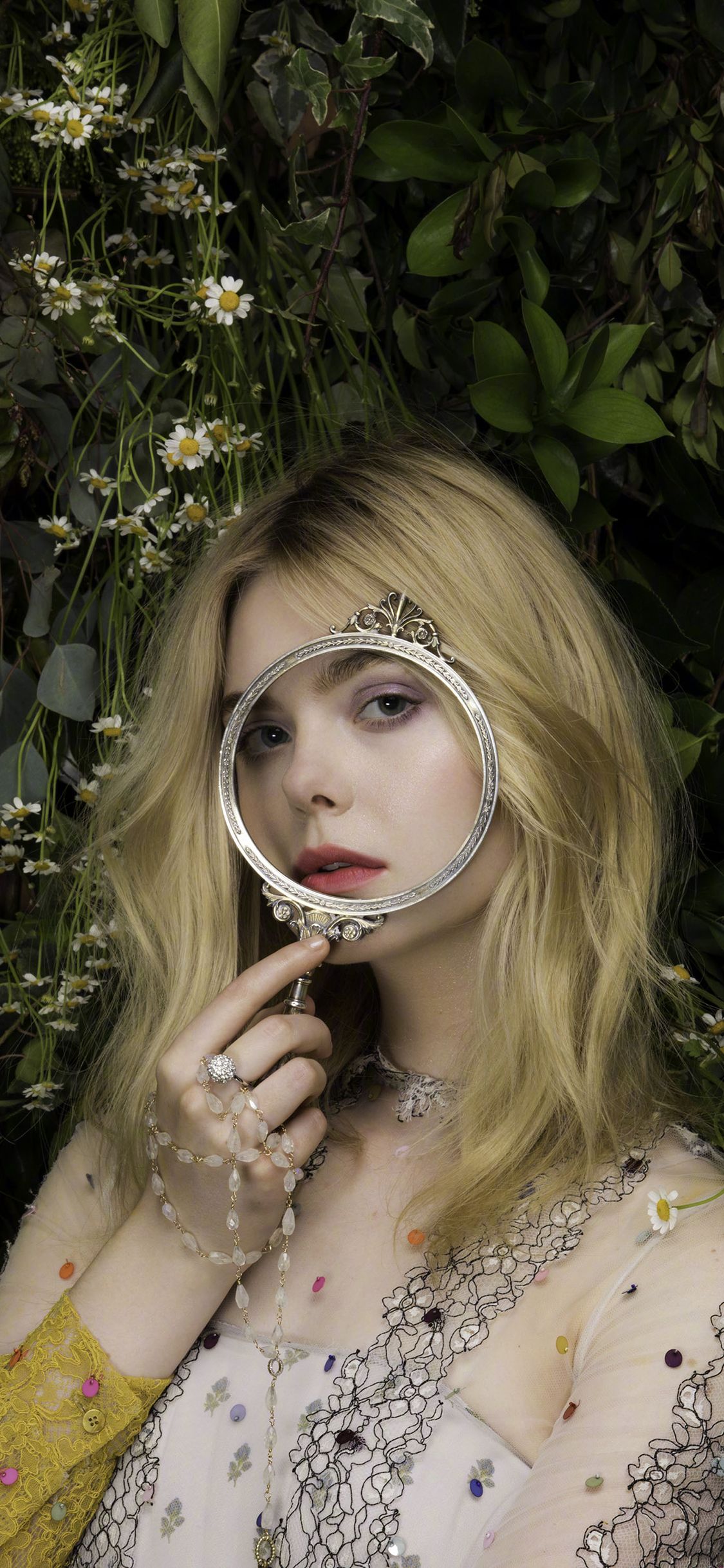 [2436×1125]艾丽·范宁 欧美 演员 明星 艺人 放大镜 苹果手机美女壁纸图片