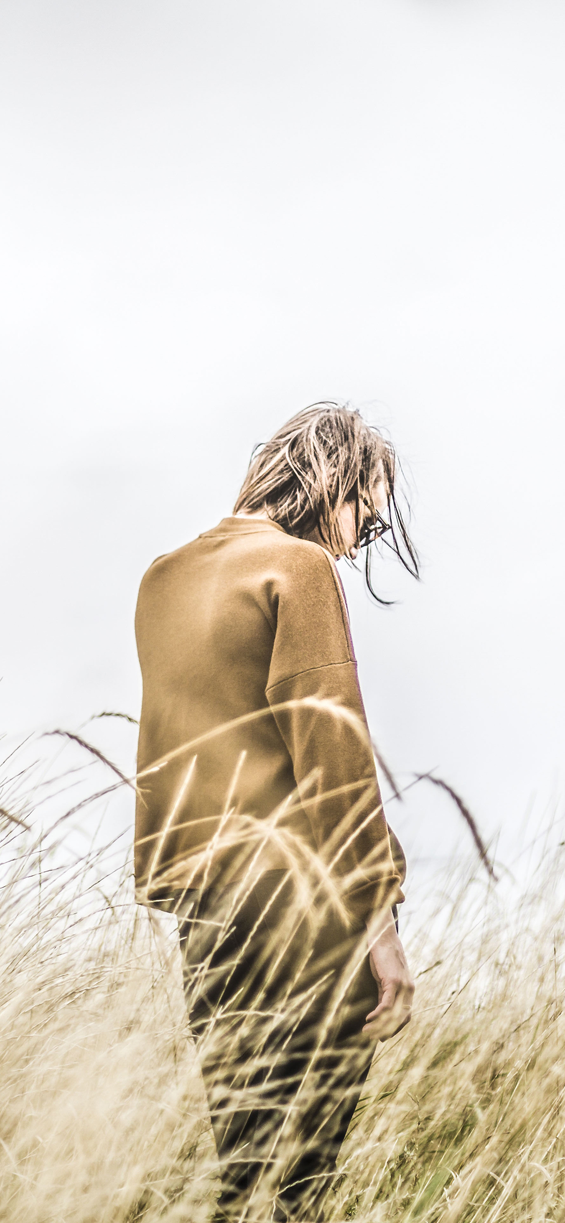 [2436×1125]芦苇 女孩 小清新 郊外 苹果手机美女壁纸图片
