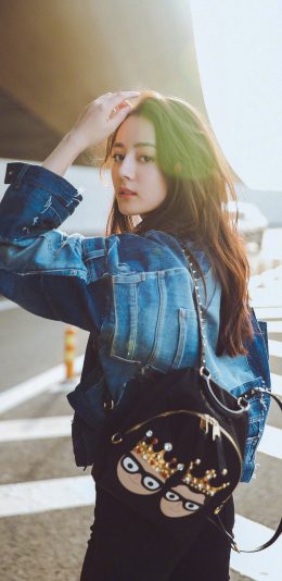 [2436x1125]迪丽热巴 演员 明星 机场照 时尚 胖迪 苹果手机美女壁纸图片