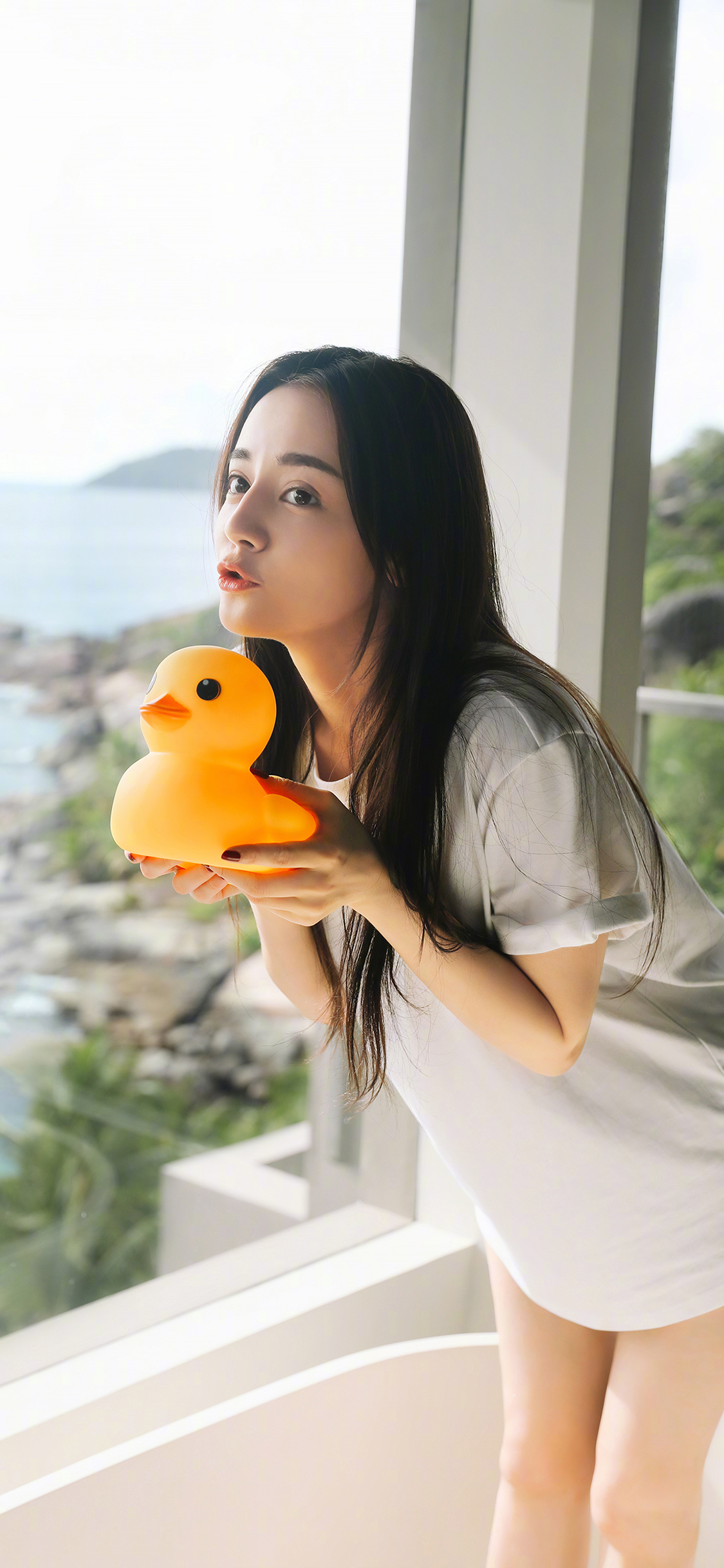 [2436×1125]迪丽热巴 演员 明星 艺人 小黄鸭 胖迪 苹果手机美女壁纸图片