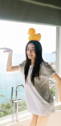 [2436x1125]迪丽热巴 演员 明星 艺人 小黄鸭 胖迪 浴缸 苹果手机美女壁纸图片
